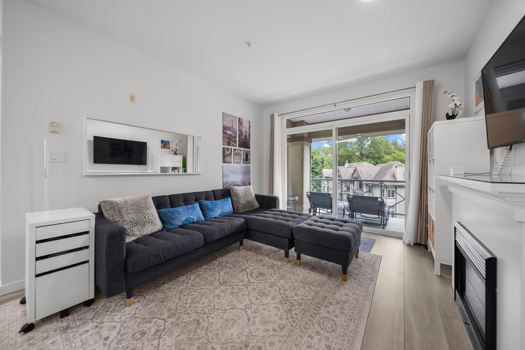Photo of 33318 E Bourquin Crescent #418, Abbotsford, BC V2S 0A6 (MLS # R3139028)