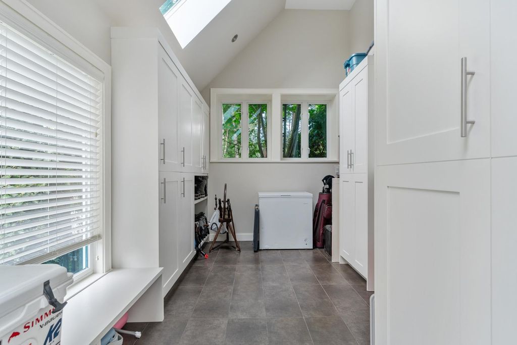 listing image 1109647024411370427