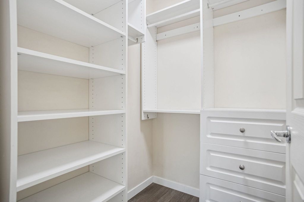 listing image 1105393307554721069