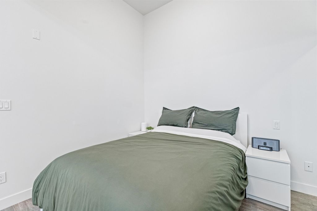 listing image 1105674192450431811