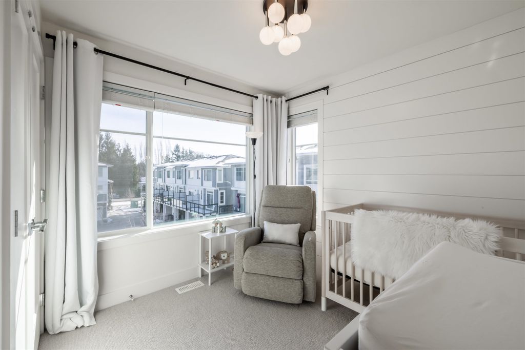 listing image 1106593416236222334