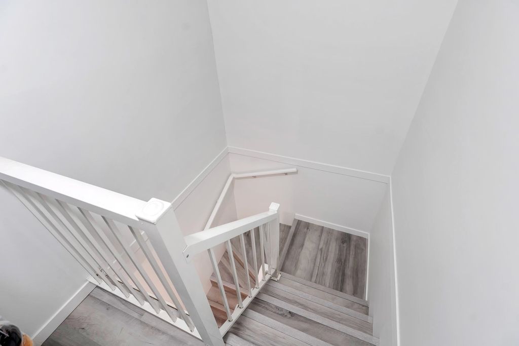 listing image 1100526762354810285