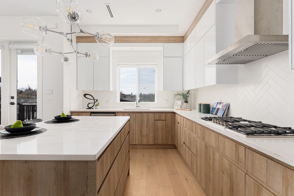 listing image 1102075508057020240