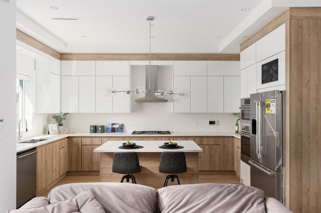 listing image 1106741475372087935