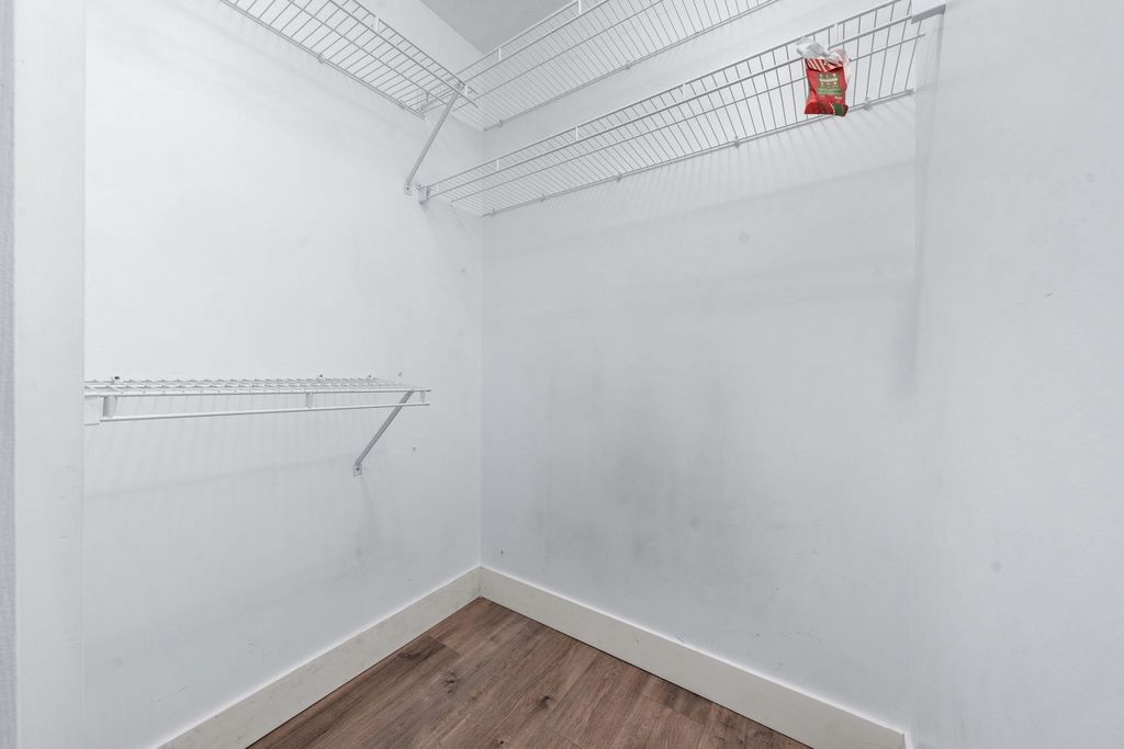 listing image 1107341968914741057