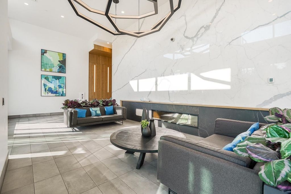listing image 1104042825283686890