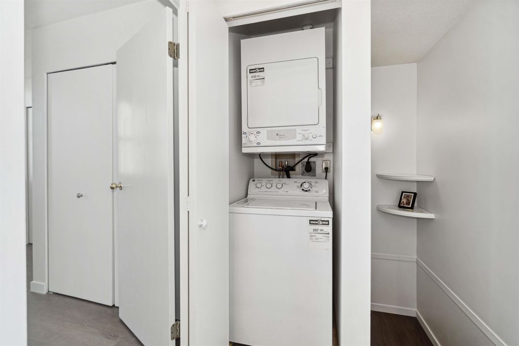 listing image 1102716321334452167