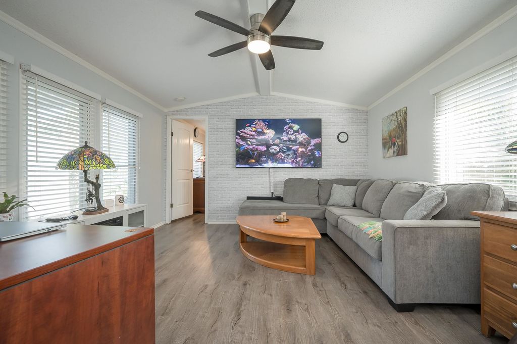 listing image 1100829484579972675