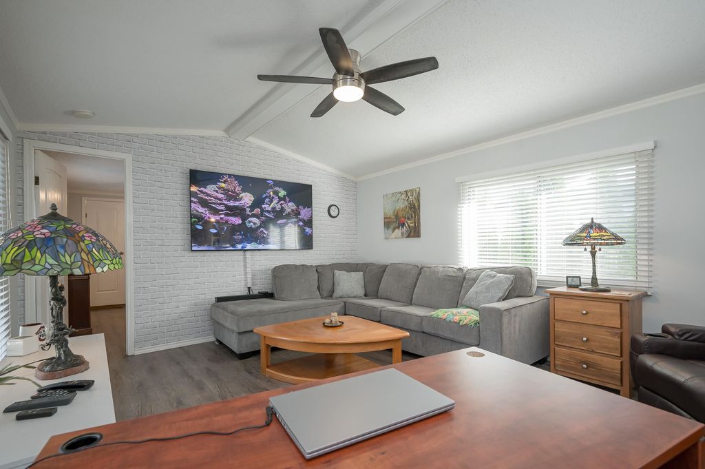 listing image 1106909006983981502