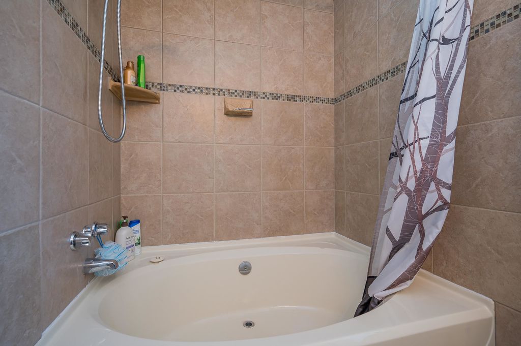 listing image 1107695041613115641