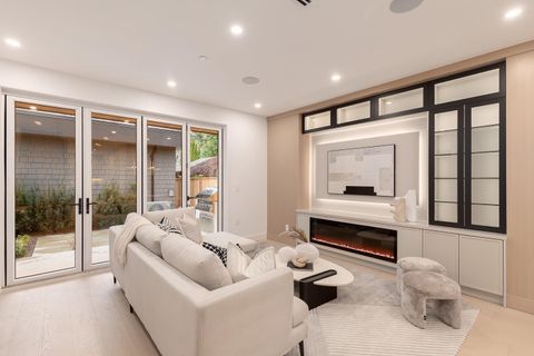 2976 W 13th Avenue 3 Vancouver BC V6K 2T9