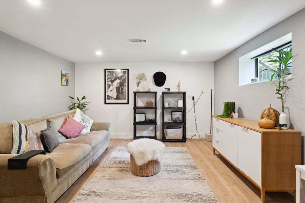 listing image 1109403593277920229