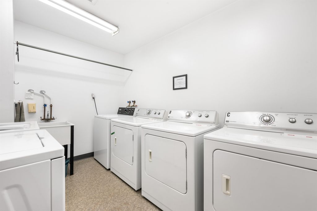 listing image 1102402121181566466