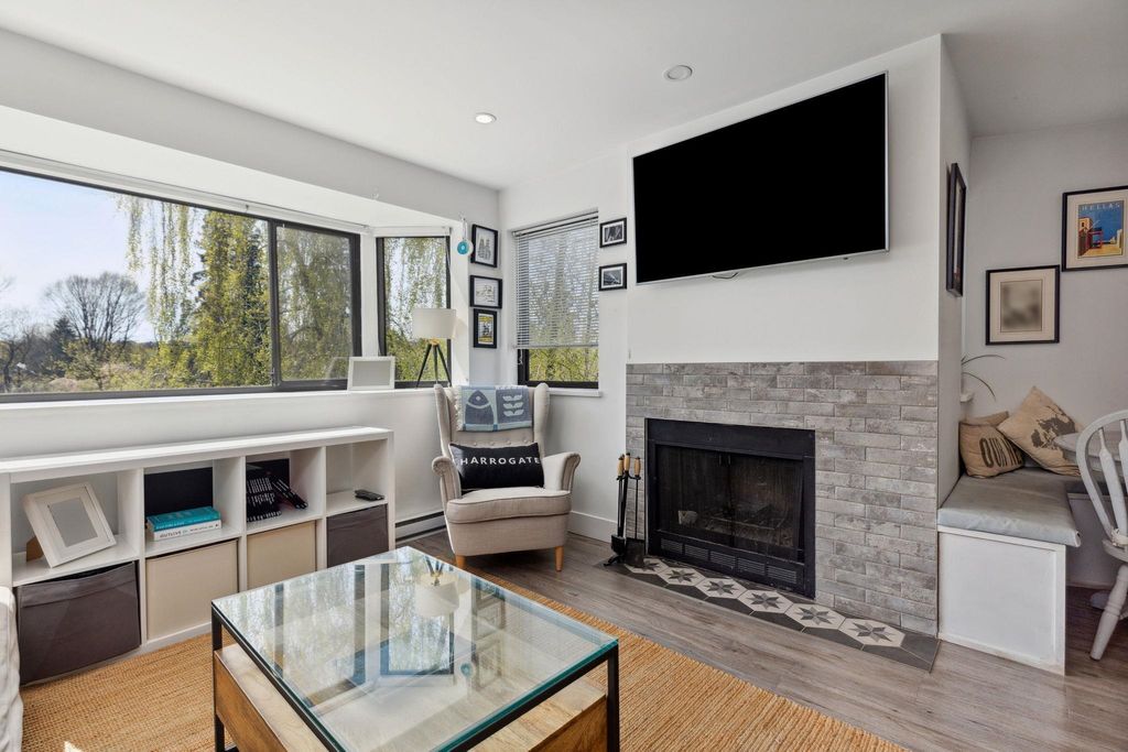 listing image 1100392829410851457