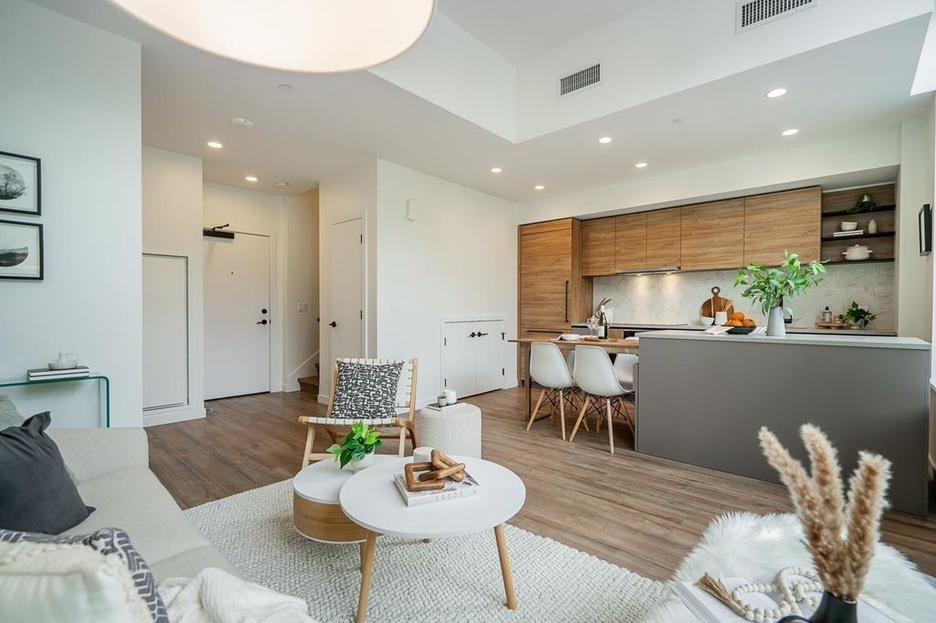 listing image 1102372763103635781