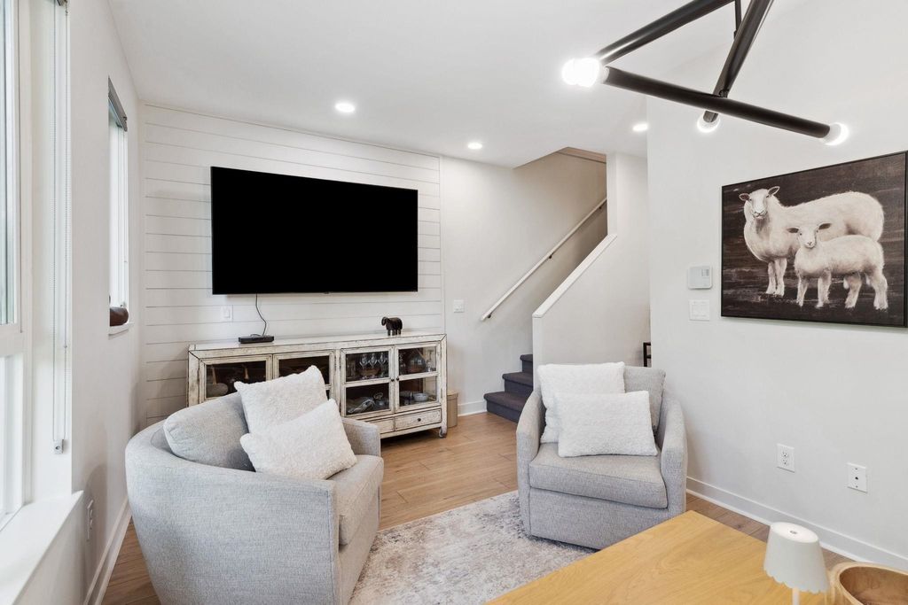 listing image 1104378192289853708