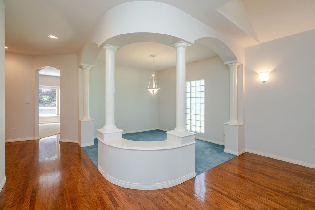 listing image 1101548768458567261