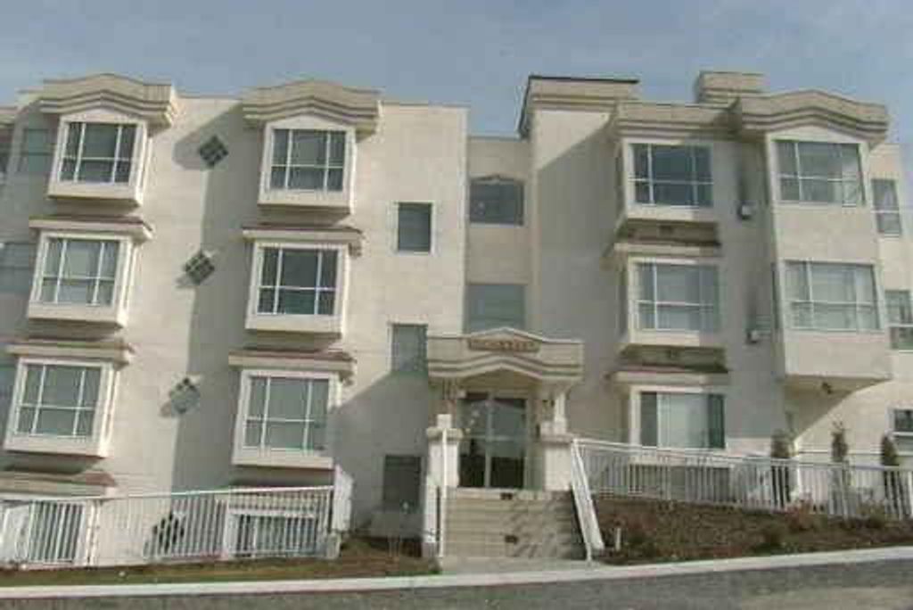 listing image 1102439215629736637