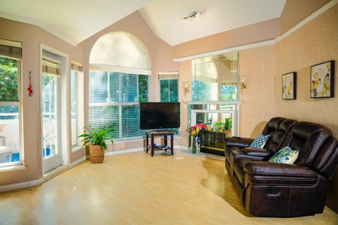 7435 121a Street 410 Surrey BC V3W 0W8