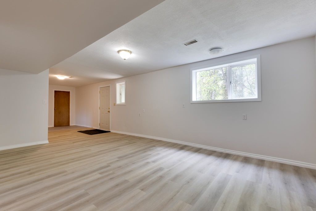 listing image 1106191935437057789