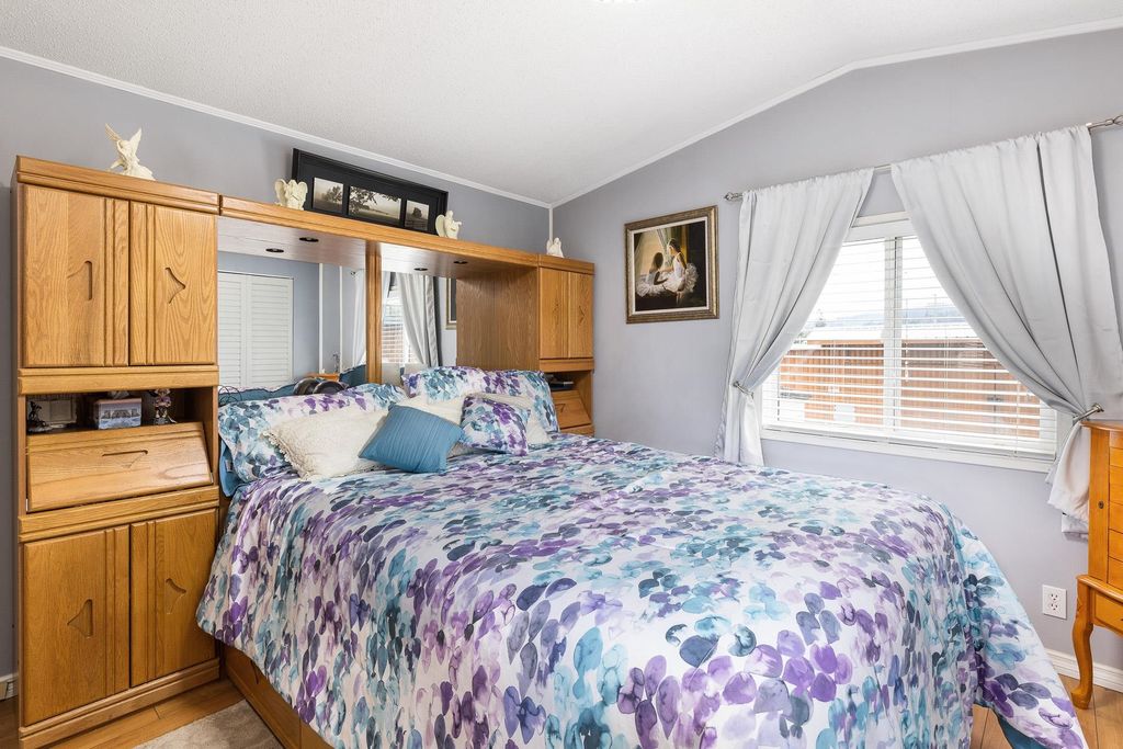 listing image 1100758441888189123