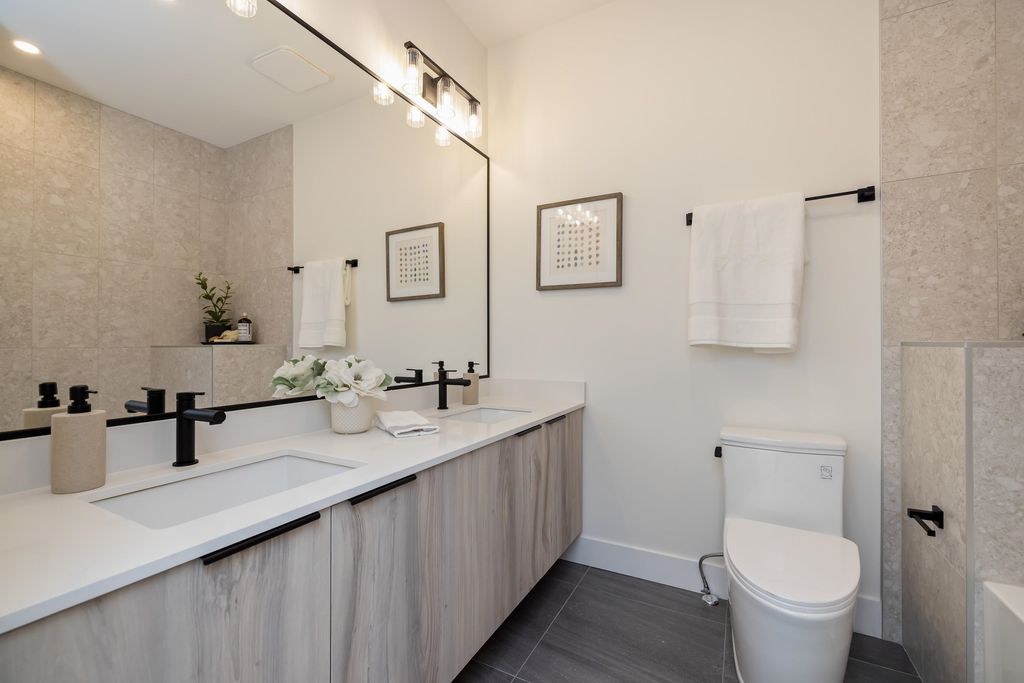 listing image 1106631517665631259