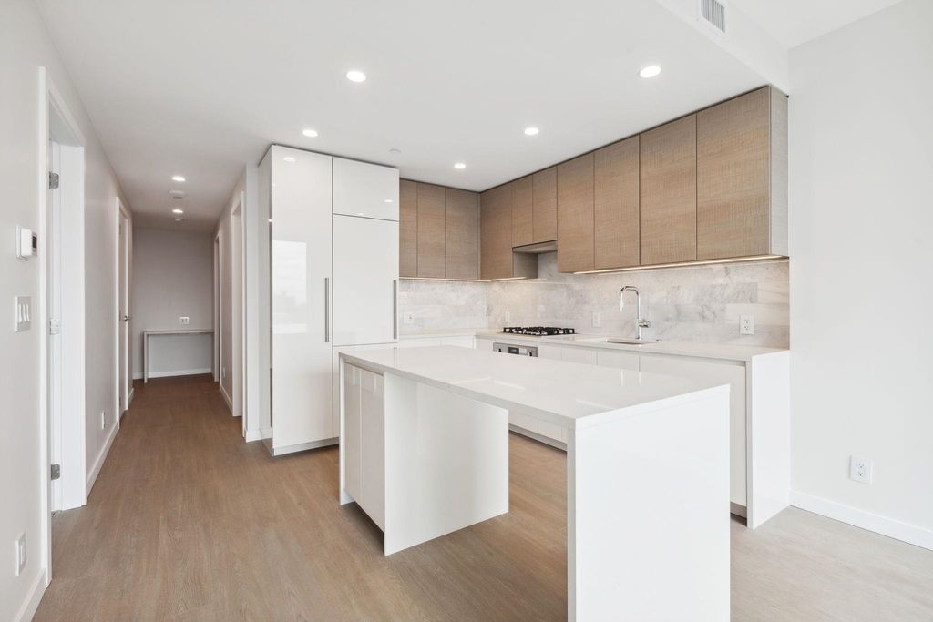 listing image 1102821812238592176