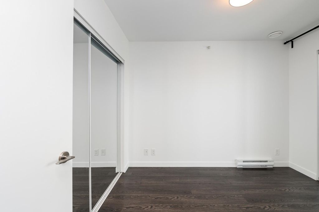 listing image 1105804510137381371