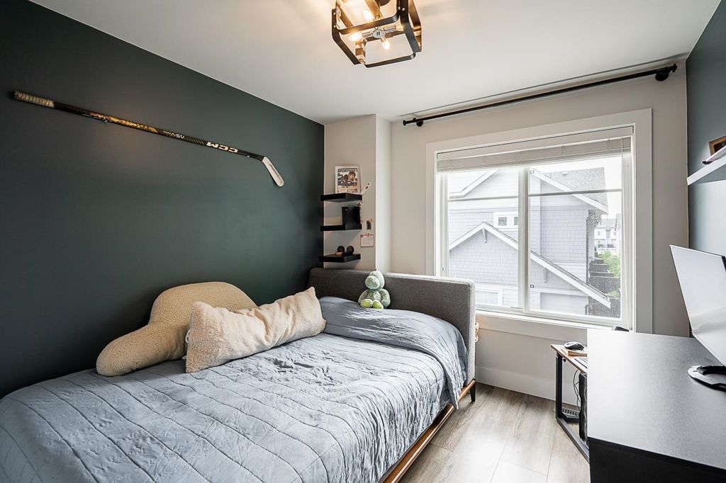 listing image 1103368575845050706