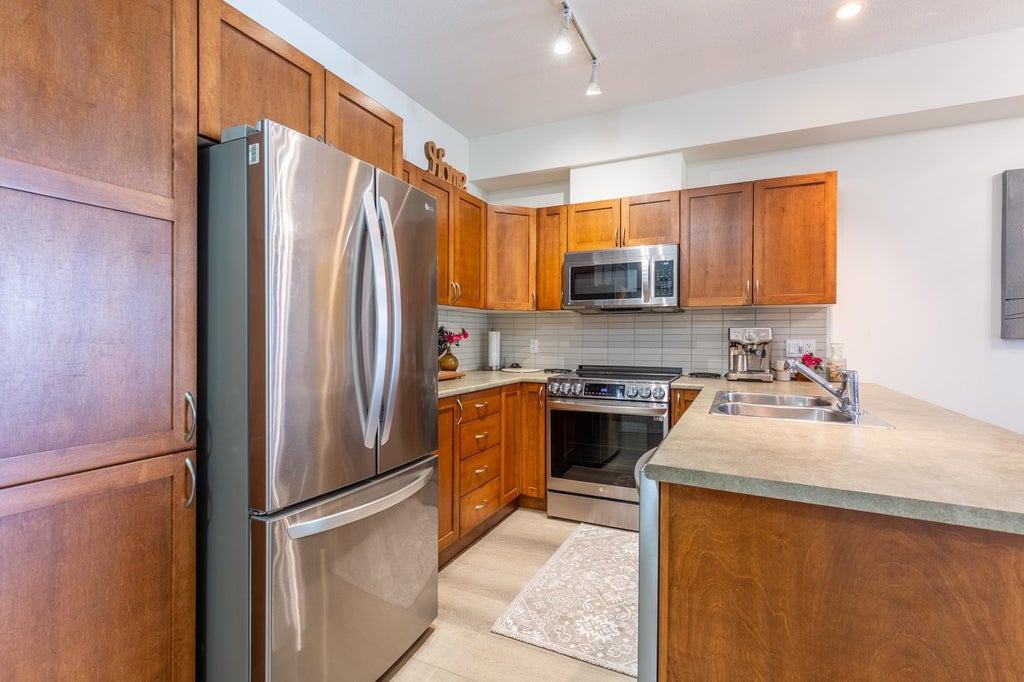 Photo of 33318 E Bourquin Crescent #202, Abbotsford, BC V2S 0A6 (MLS # R3127744)