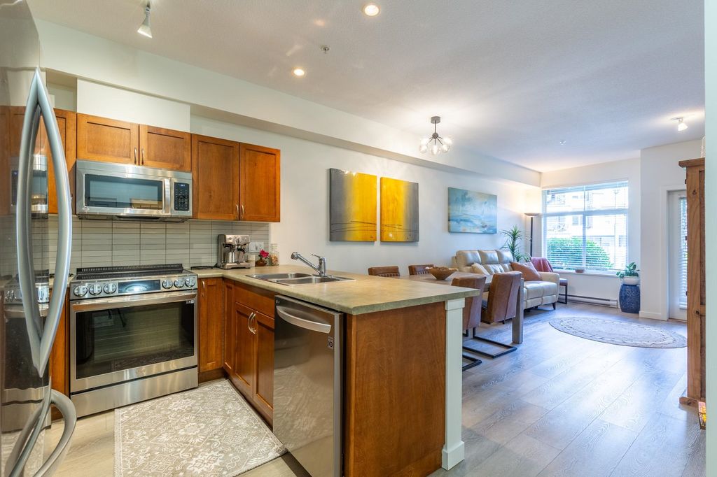 Photo of 33318 E Bourquin Crescent #202, Abbotsford, BC V2S 0A6 (MLS # R3127744)