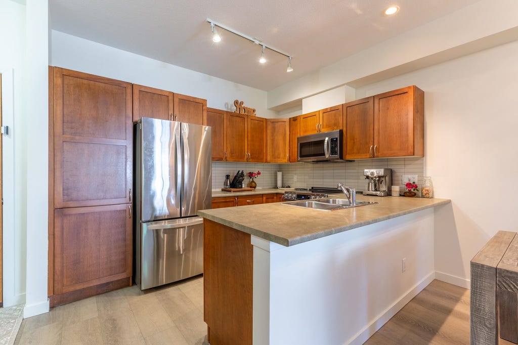 Photo of 33318 E Bourquin Crescent #202, Abbotsford, BC V2S 0A6 (MLS # R3127744)