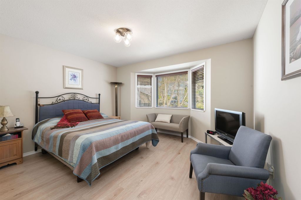 listing image 1106235957531535497