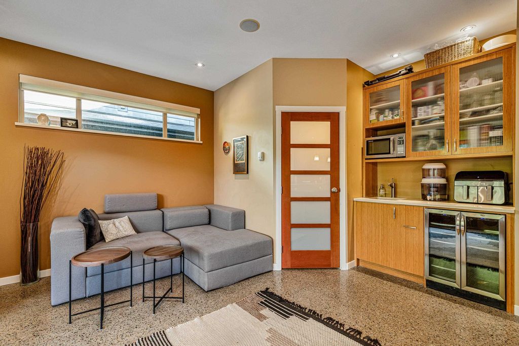 listing image 1104340595221619923