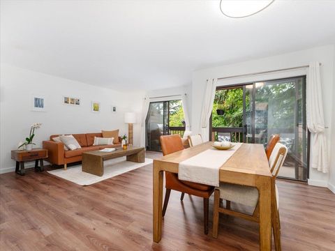 402 Cardiff Way Port Moody BC V3H 3T1