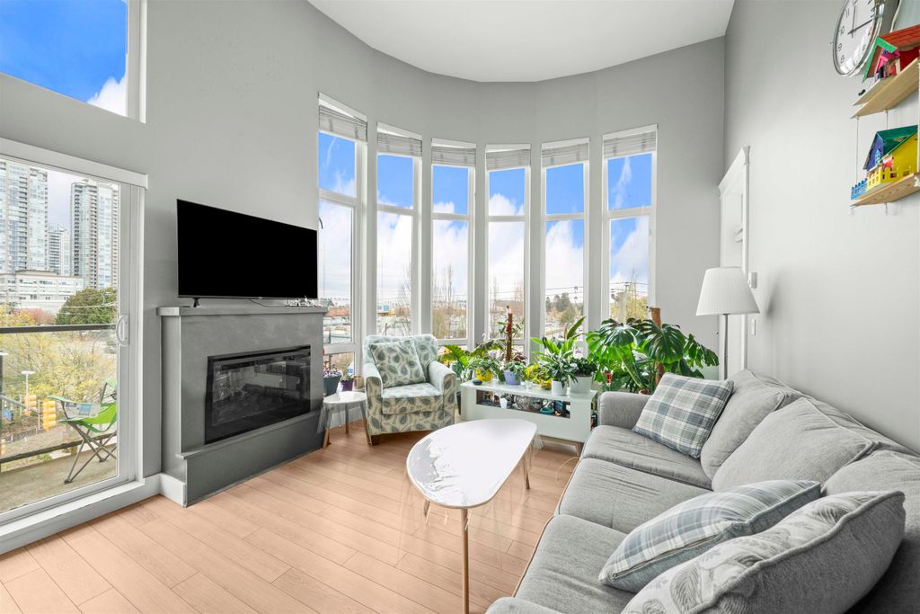 listing image 1103418055188794747