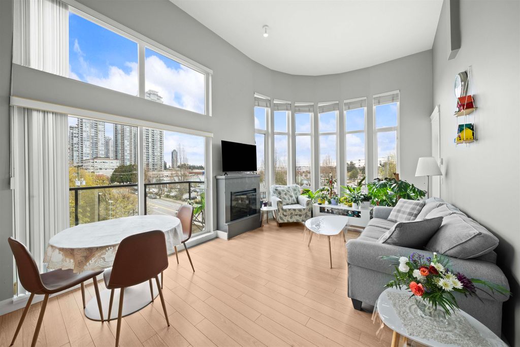 listing image 1102705465468639362