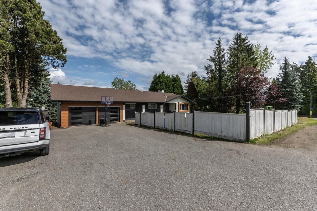 Photo of 2802 Upland Crescent, Abbotsford, BC V2T 2E9 (MLS # R3114628)