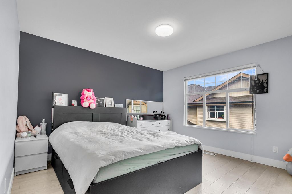 listing image 1109430019605020743