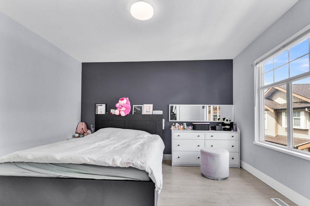 listing image 1100698387306019907