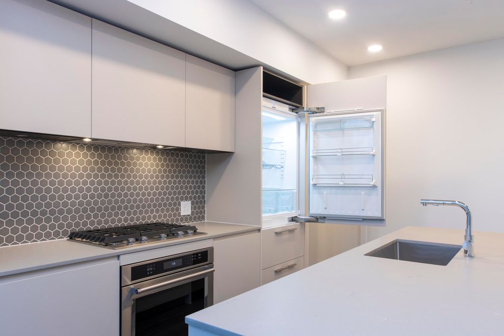 listing image 1107987531797560385