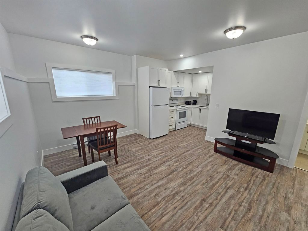 listing image 1102425455101651792