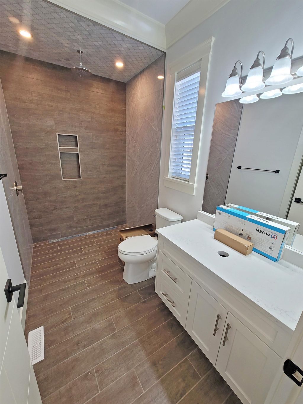 listing image 1103364455631278327