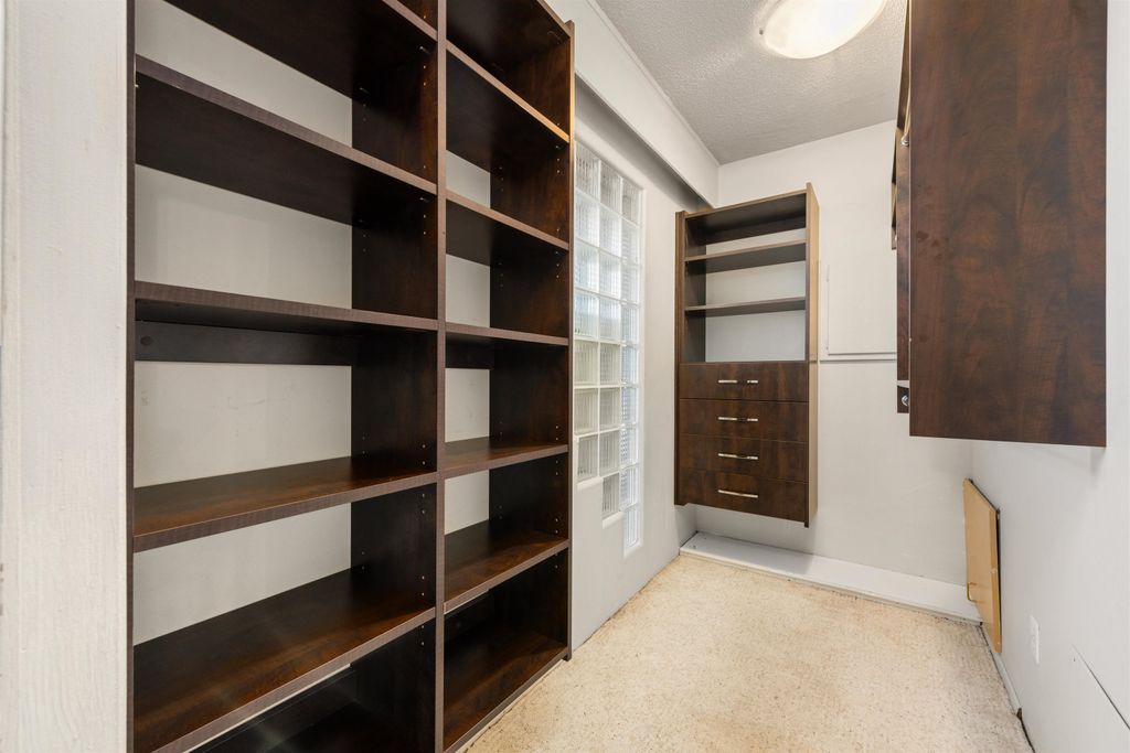 listing image 1106687071661129224