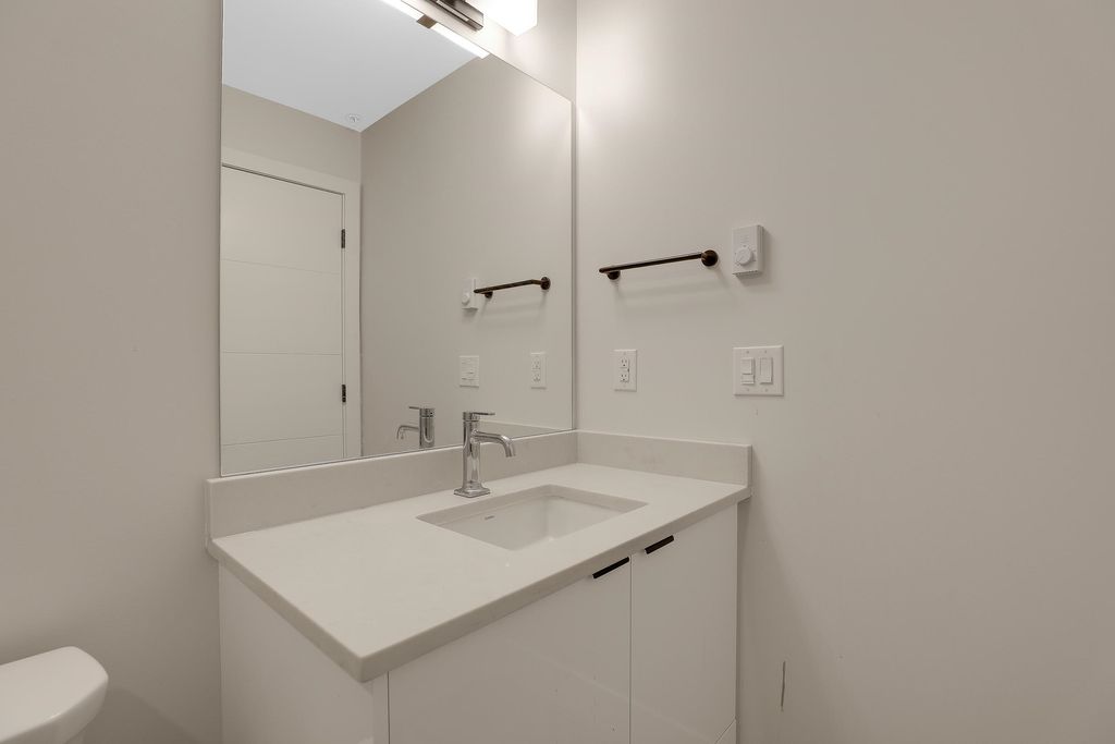 listing image 1109175291619125465