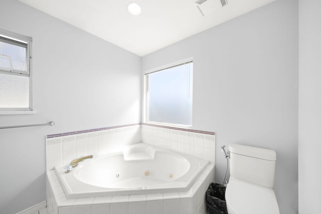 listing image 1102618169229394277