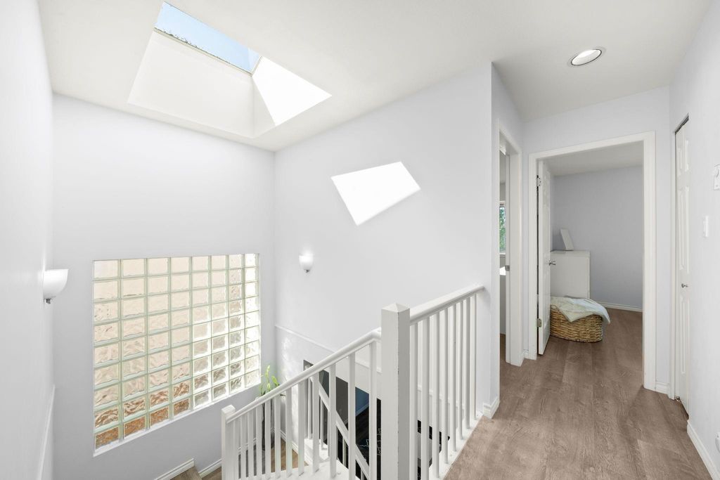 listing image 1102658527958979787