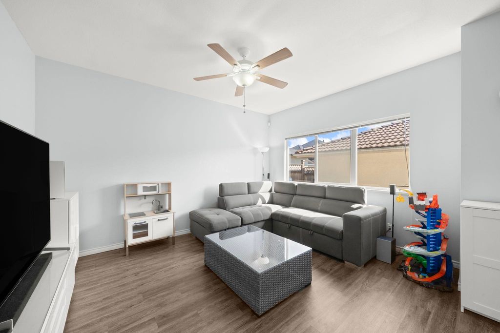 listing image 1103564931413524158