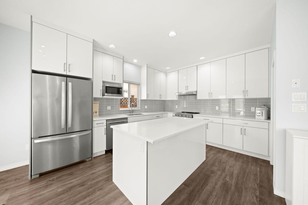listing image 1105190301694661636