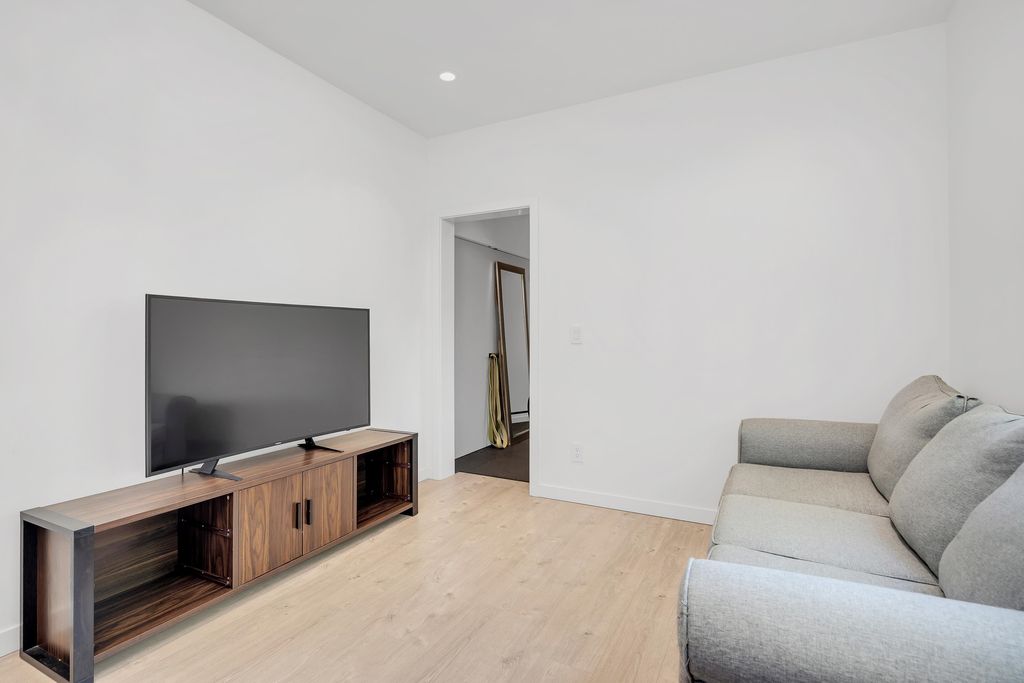 listing image 1100411978669261452
